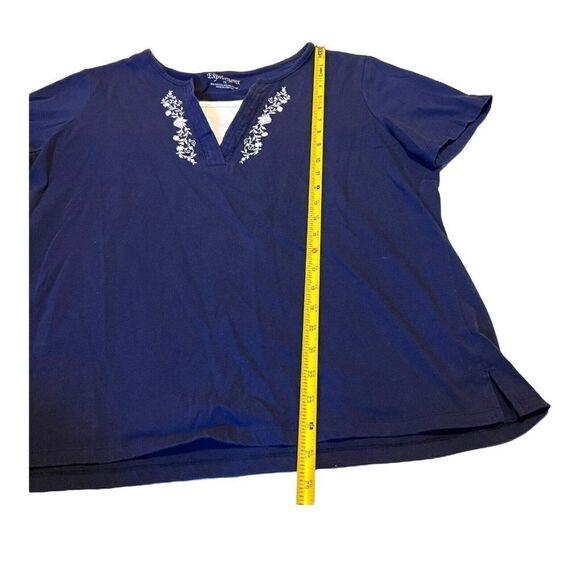 Southern Expressions Navy Blue Women’s 1X Floral Embroidered Neckline Tshirt - Picture 5 of 6
